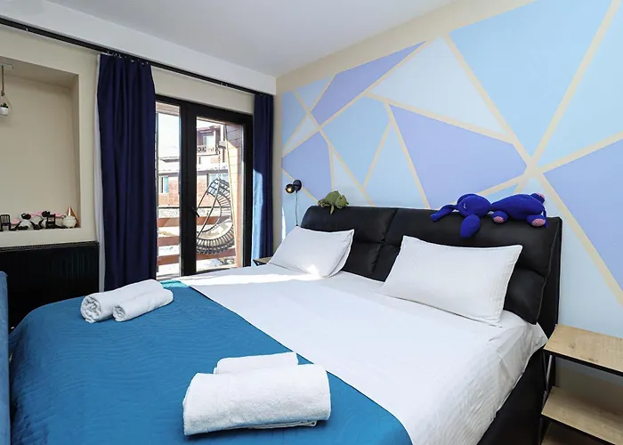 Stylish Studio Apartment With Balcony